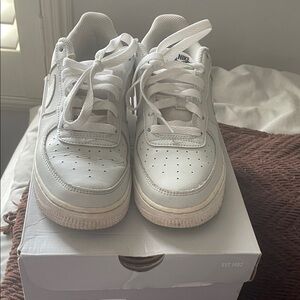 Nike Air Force’s light gray Sneakers